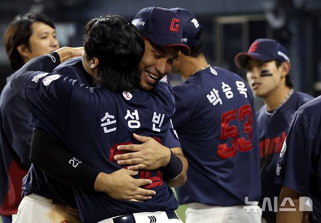 [서울=뉴시스] 박주성 기자 = 12일 오후 서울 송파구 잠실야구장에서 열린 2026 신한 SOL KBO리그  롯데 자이언츠 대 두산 베어스의 경기가 끝난 후 최다안타를 친 롯데 레이예스가 팀 동료 손성빈과 기쁨을 나누고 있다. 2026.10.12. park7691@newsis.com