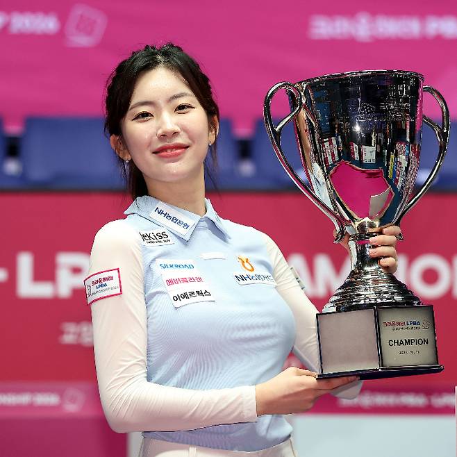 '이제 내가 당구 여신!' 정수빈이 11일 경기도 '고양 킨텍스 PBA 스타디움'에서 열린 올 시즌 4차 투어 '크라운해태 PBA 챔피언십' 여자부 결승에서 이미래를 누른 뒤 우승컵을 들고 기념 촬영을 하고 있다. PBA
