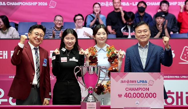 시상식에 나선 PBA 장상진 부총재(왼쪽부터), 이미래, 정수빈, 크라운해태 기종표 단장. PBA