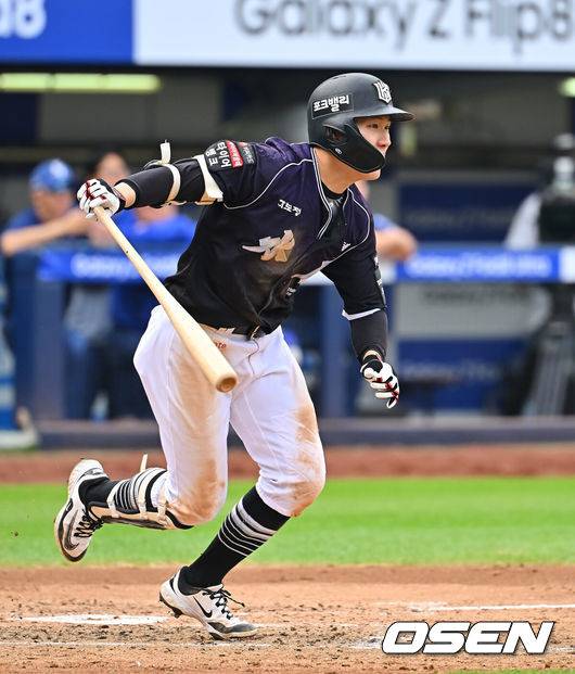 [OSEN=대구, 이석우 기자] 11일 대구삼성라이온즈파크에서 2026 신한 SOL KBO 리그 삼성 라이온즈와 KT 위즈의 경기가 열렸다. 홈팀 삼성은 후라도가, 방문팀 KT는 고영표가 선발 출전했다. KT 위즈 최원준이 5회초 무사 1,2루 1루수 땅볼을 치고 있다. 2026.10.11 / foto0307@osen.co.kr