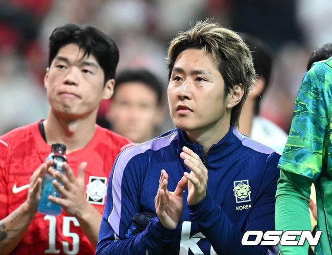 [OSEN= 서울월드컵경기장, 이대선 기자] 로베르트&nbsp;모레노 임시 감독이 이끄는 대한민국 축구 국가대표팀은 28일 서울월드컵경기장에서 디에고 포를란 감독이 지휘하는 우루과이와 A매치 맞대결을 치러 1-4로 대패했다.이로써 모레노 감독은 지난 에콰도르전 3-0 완승 분위기를 이어기는 데 실패했다. 부임 2경기 만에 남미 강호 우루과이를 만나 1-4로 무너졌다.경기 종료 후 한국 이강인이 관중석을 향해 인사를 하고 있다. 2026.09.28 / sunday@osen.co.kr