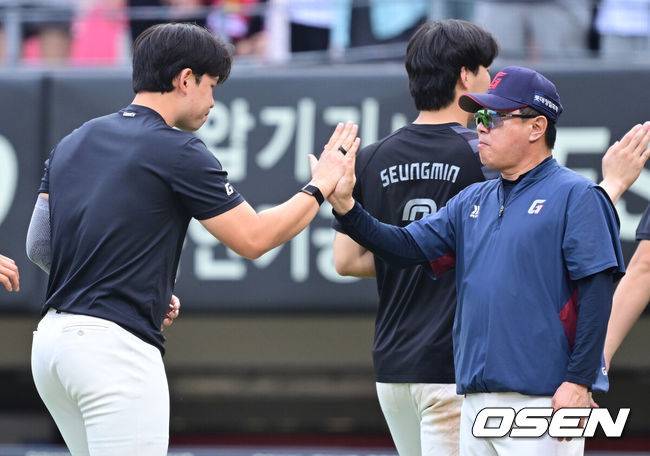 [OSEN=광주, 최규한 기자] 결국 정규시즌 3위, 준플레이오프 직행팀은 최종전에서 정해지게 됐다. KIA가 충격의 완패를 당하면서 정규시즌 3위 확정에 실패했다. 롯데 자이언츠가 제대로 발목을 잡았다. 롯데는 11일 광주-KIA 챔피언스필드에서 열린 ‘2026 신한 SOL KBO리그’ 정규시즌 KIA 타이거즈와의 경기에서 4-1로 승리를 거뒀다. KIA는 이날 패하면서 3위 확보 기회를 놓쳤다. 결국 12일 LG 트윈스와의 최종전에서 준플레이오프 직행 티켓을 놓고 다퉈야 한다.경기를 마치고 승리투수 롯데 김진욱과 김태형 감독이 인사를 나누고 있다. 2026.10.11 / dreamer@osen.co.kr