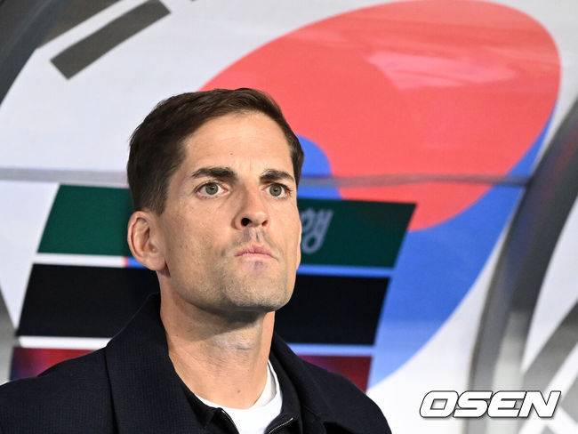 [OSEN=용인, 이대선 기자] 한국축구에 역사적인 날이다. 손흥민(34, LAFC)이 전설 차범근의 A매치 최다골 기록을 넘었다.&nbsp;로베르트 모레노 감독이 이끄는 대한민국 축구대표팀은 6일 오후 8시 용인미르스타디움에서 개최되는 친선전에서 우즈베키스탄을 상대로 손흥민의 선제골과 오세훈의 추가골이 터져 2-0 완승을 거뒀다.&nbsp;경기에 앞서 모레노 감독이 그라운드를 바라보고 있다. 2026.10.06 /sunday@osen.co.kr