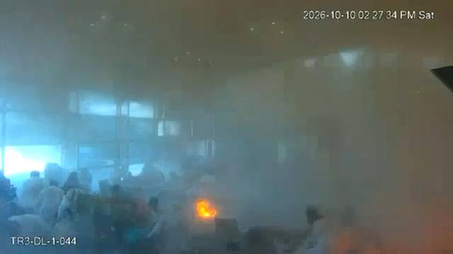 ▲11일(현지시간) 사우디아라비아 언론국이 공개한 전날 사우디 수도 리야드 국제공항 피격 당시 영상에서 갈무리한 이미지. ⓒAFP=연합뉴스