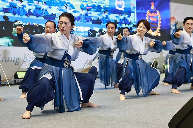 국제국학기공대회 67세 이하부 단체전에서 1위를 차지한 경기도국학기공협회 기찬단클럽이 축하공연을 펼치고 있다.
