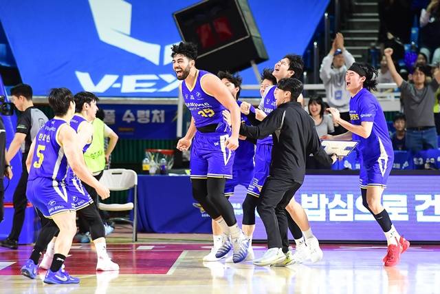 환호하는 서울 삼성 선수단. /사진=KBL 제공