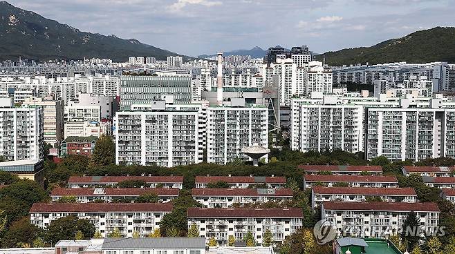 대출 더 조이면 영향은 누가? (서울=연합뉴스) 김주형 기자 = 4일 서울 노원구 일대 아파트 단지 모습. 2026.10.4 kjhpress@yna.co.kr