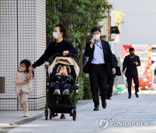 일본 도쿄의 아이 돌보는 여성과 직장인 [연합뉴스 자료사진. 재판매 및 DB 금지]