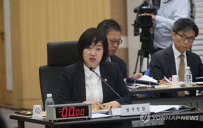 답변하는 홍소영 병무청장 (대전=연합뉴스) 변선진 기자 = 홍소영 병무청장이 12일 대전 병무청에서 열린 국회 국방위원회의 병무청에 대한 국정감사에서 의원 질의에 답하고 있다. 2026.10.12 bysj@yna.co.kr