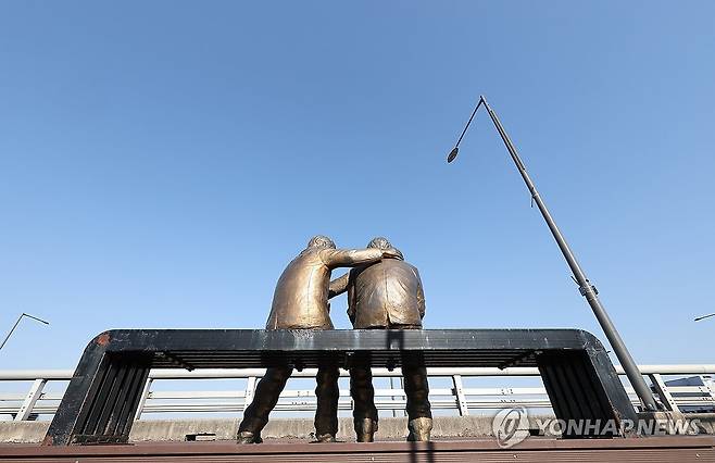 서울 마포대교에 자살 예방을 위한 '한 번만 더' 동상 [연합뉴스 자료사진]