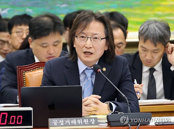 정무위 국감, 답변하는 주병기 공정거래위원장 (서울=연합뉴스) 배재만 기자 = 주병기 공정거래위원장이 12일 국회에서 열린 정무위원회 국정감사에서 위원들의 질의에 답하고 있다. 2026.10.12 scoop@yna.co.kr