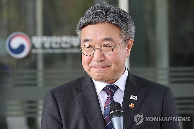 '임은정 감찰' 관련 질문 받는 윤호중 행안부 장관 (세종=연합뉴스) 김주성 기자 = 윤호중 행정안전부 장관이 12일 세종시 정부세종청사에서 임은정 광주지방중대범죄수사청장에 대한 감찰 지시와 관련해 취재진의 질문을 받으며 굳은 표정을 짓고 있다. 2026.10.12 utzza@yna.co.kr