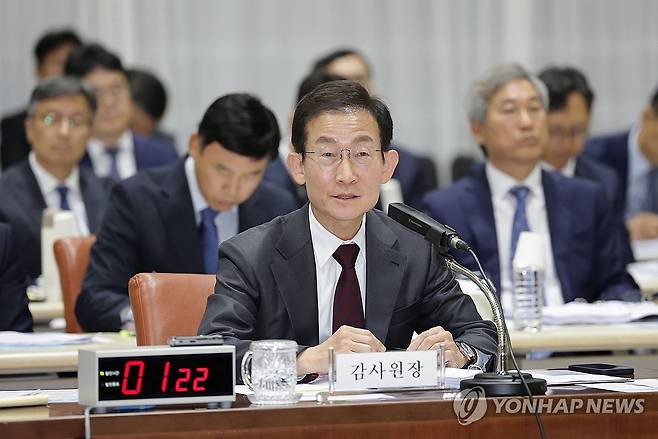 김호철 감사원장, 국정감사 질의 답변 (서울=연합뉴스) 류영석 기자 = 김호철 감사원장이 12일 서울 종로구 감사원에서 열린 국회 법제사법위원회 국정감사에 출석해 의원 질의에 답변하고 있다. 2026.10.12 ondol@yna.co.kr