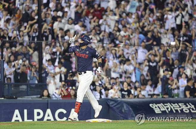 레이예스의 솔로포 (서울=연합뉴스) 이지은 기자 = 12일 서울 잠실야구장에서 열린 프로야구 KBO리그 롯데와 두산의 경기. 6회초 2사에서 롯데 레이예스가 솔로홈런을 친 뒤 그라운드를 돌고 있다. 2026.10.12 jieunlee@yna.co.kr