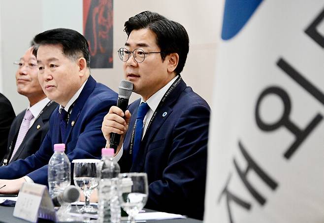 박찬대 인천광역시장이 지난달 28일 송도컨벤시아에서 열린 '세계한인주간 기자간담회'에서 취재진의 질문에 답하고 있다. 사진=인천시