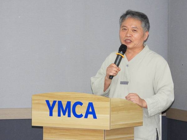최영 대한민국민주주의전당제대로만들기 시민대책위 공동대표는 13일 오전 마산YMCA 청년관에서 열린 제113회 아침논단 '대한민국민주주의전당 제대로 다시 세우는 길'에서 강연하고 있다. /정종엽 기자