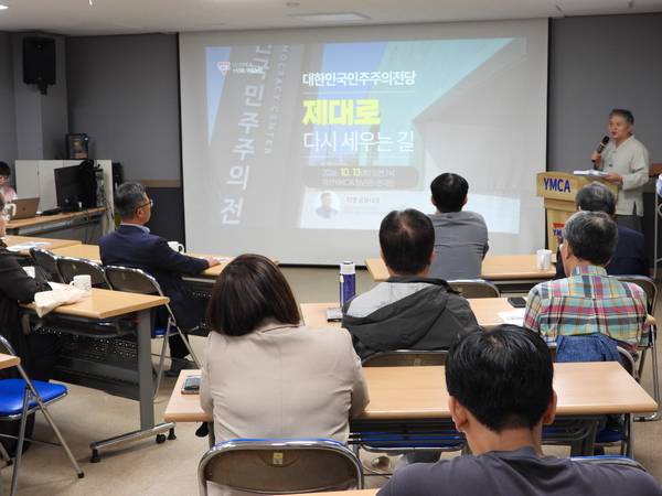 최영 대한민국민주주의전당제대로만들기 시민대책위 공동대표는 13일 오전 마산YMCA 청년관에서 열린 제113회 아침논단 '대한민국민주주의전당 제대로 다시 세우는 길'에서 강연하고 있다. /정종엽 기자