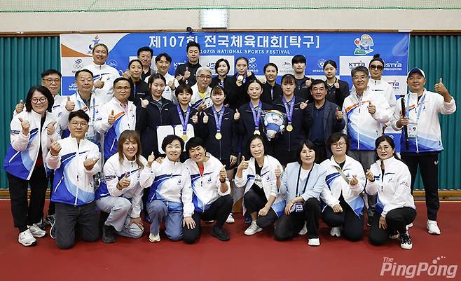 여자일반부 단체전 우승팀인 대한항공 탁구단과 신진성 제주도체육회 회장을 비롯하여 제주도탁구협회 임원 및 운영요원들과 함께. ⓒ제주의소리 / 사진 제공=월간탁구
