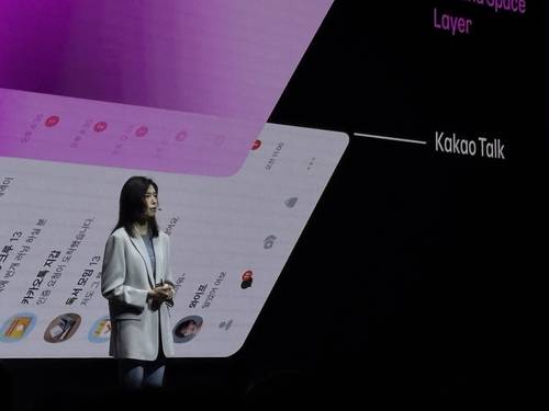 ▲정신아 카카오 대표가 13일 'if(kakao)26'에서 카카오톡 어디서나 AI를 불러 쓰는 '카나나 스페이스'의 도입 방향을 설명하고 있다. 사진=김나현 기자