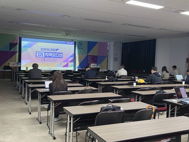 13일 서울 삼성역 인근 한 건물 안에서 모두의창업 1기 지역오디션(2라운드) 참가자들이 대기하고 있다. (사진=안소현 기자)