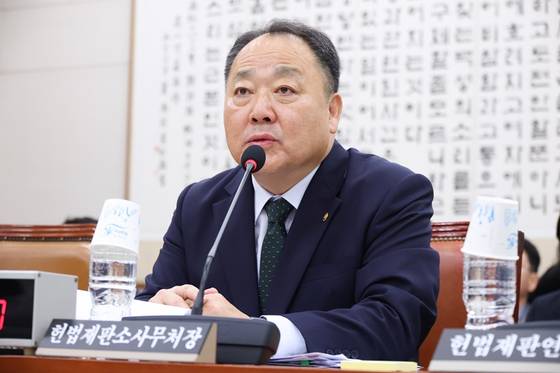 손인혁 헌법재판소 사무처장이 13일 국회에서 열린 법제사법위원회 국정감사에서 의원 질의에 답하고 있다. 〈사진=연합뉴스〉