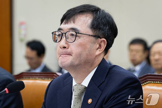 임기근 국무조정실장이 13일 서울 여의도 국회에서 열린 정무위원회의 국무조정실 등에 대한 국정감사에 출석해 굳은 표정으로 의원 질의를 듣고 있다. 2026.10.13 ⓒ 뉴스1 유승관 기자