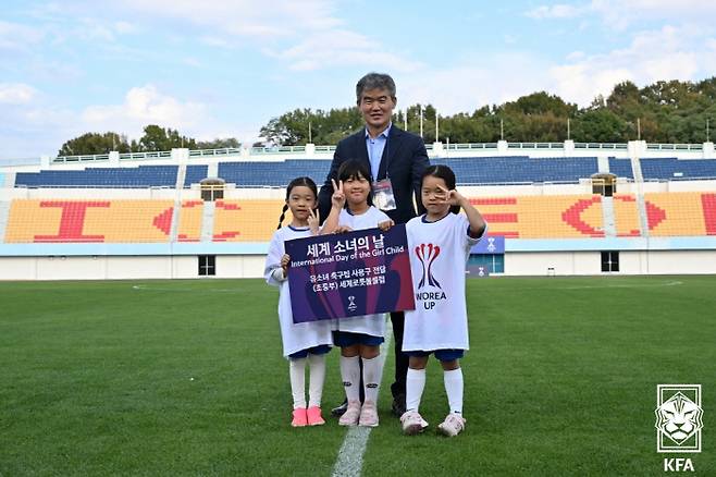 여자축구발전위원장인 김승희 KFA 전무가 축구를 즐기는 이천 소녀들에게 축구공을 전달하고 있다. 사진제공=KFA