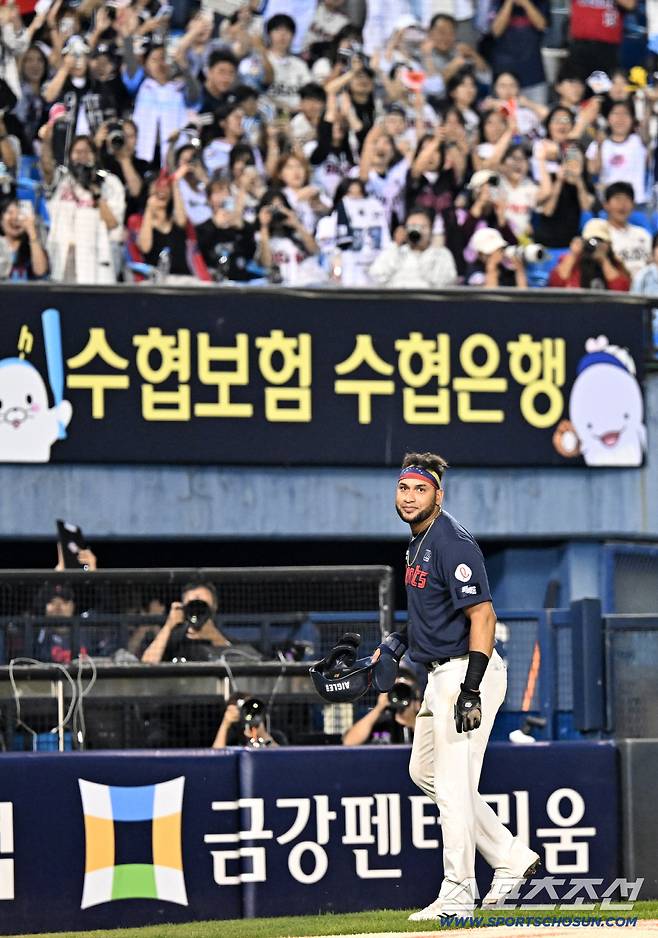 갑자기 몸을 돌리는 레이예스