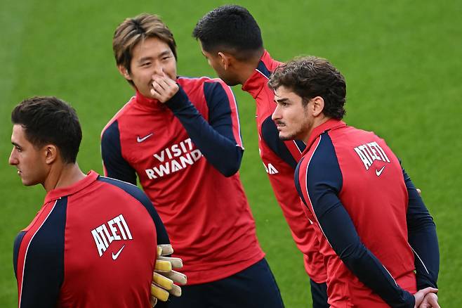 Atletico Madrid's Argentinian striker #19 Julian Alvarez (R) and teammates take part in a team training session on the pitch at Anfield stadium in Liverpool, north-west England on September 8, 2026, on the eve of their UEFA Champions League, first round football match against Liverpool. (Photo by Paul ELLIS / AFP)<저작권자(c) 연합뉴스, 무단 전재-재배포, AI 학습 및 활용 금지>