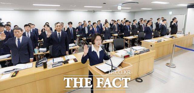추미애 경기도지사가 13일 국회 행정안전위원회의 국정감사에 앞서 증인 선서를 하고 있다. /경기도