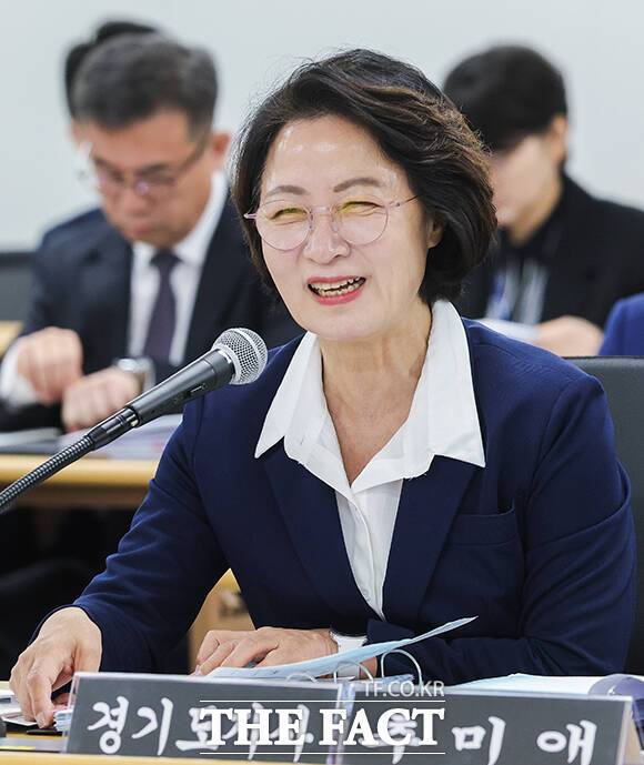 추미애 경기도지사가 13일 경기도 수원시 경기도청에서 열린 국회 행정안전위원회의 경기도 국정감사에 출석해 질의 답변을 하고 있다. /남윤호 기자