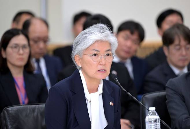 강경화 주미한국대사가 12일(현지시간) 워싱턴DC 주미한국대사관에서 열린 국회 외교통일위원회 국정감사에서 발언하고 있다. 주미한국대사관 제공