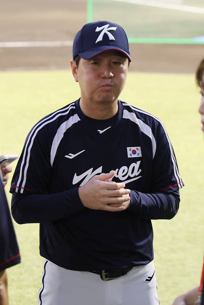 2026 아이치·나고야 아시안게임에 출전하는 대한민국 야구 대표팀 류지현 감독이 대만과의 조별리그 1차전을 하루 앞둔 20일 일본 아이치현 오카자키 중앙종합공원야구장에서 열린 훈련이 끝난 뒤 더그아웃으로 향하고 있다. 2026.9.20 [연합뉴스]