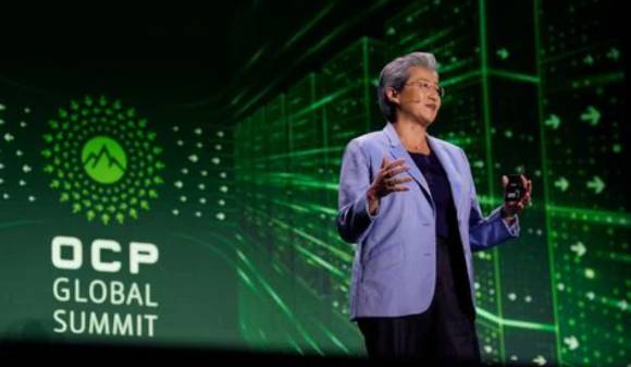 리사 수 AMD 최고경영자(CEO)가 12일(현지시간) 미국 실리콘밸리에서 열린 OCP 글로벌 서밋에서 새로운 AI 서버용 CPU를 소개하고 있다. [사진=AMD]