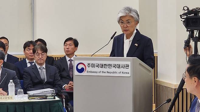 강경화 주미 한국대사가 12일(현지시간) 미국 워싱턴 주미 한국대사관에서 열린 국회 외통위원회 국정감사에서 발언하고 있다. 워싱턴=강태화 특파원
