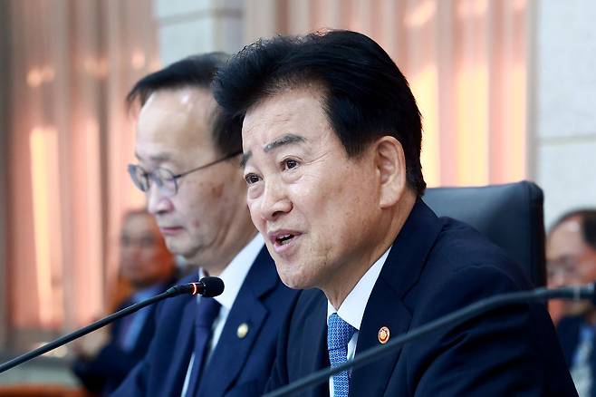 지난 7일 오전 서울 남북회담본부에서 통일부, 북한이탈주민지원재단, 남북교류협력지원협회, 민주평화통일자문회의사무처에 대한 국정감사가 열리고 있다. 정동영 통일부 장관이 의원 질의에 답변하고 있다. 장진영 기자