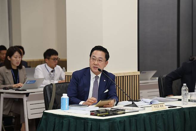 더불어민주당 박성준 의원이 12일(현지시간) 미국 워싱턴 주미 한국대사관에서 열린 국회 외통위원회 국정감사에서 발언하고 있다. 워싱턴 특파원단