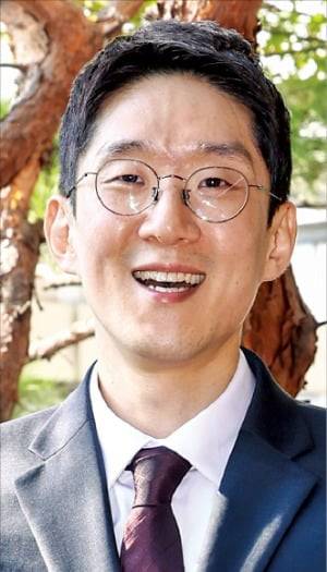 제15회 다산 젊은경제학자상을 수상한 조윤호 서강대 경제학과 부교수가 지난 12일 서울 중림동 한국경제신문사에서 인터뷰하고 있다.  임형택 기자