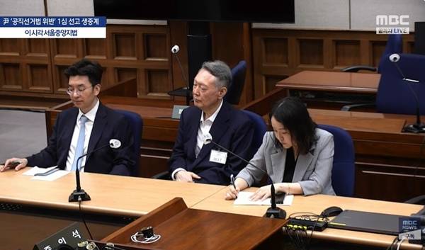 ▲전 대통령 윤석열 피고인이 2026년 7월27일 공직선거법 위반 사건 1심 선고내용을 듣고 있다. 사진=MBC 영상 갈무리
