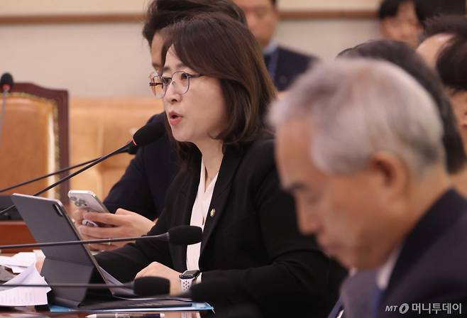 [서울=뉴시스] 조성봉 기자 = 이주희 더불어민주당 의원이 25일 오전 서울 여의도 국회에서 열린 윤석열 정권 정치검찰 조작기소 의혹 사건 진상규명 국정조사특별위원회에서 의사진행 발언을 하고 있다.2026.03.25. suncho21@newsis.com /사진=조성봉