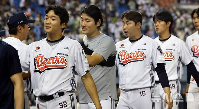 [서울=뉴시스] 박주성 기자 = 23일 오후 서울 송파구 잠실야구장에서 열린 2026 신한 SOL KBO리그  롯데 자이언츠 대 두산 베어스의 경기, 3대 1로 승리한 두산 선수들이 코칭스태프와 기쁨을 나누고 있다. 2026.08.23. park7691@newsis.com