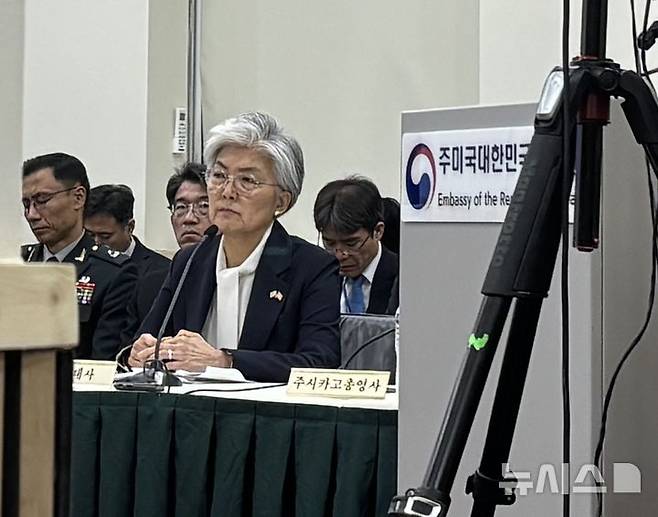 [워싱턴=뉴시스]이윤희 특파원 = 강경화 주미대사가 12일(현지 시간) 미국 워싱턴DC 주미대사관에서 열린 국회 외교통일위원회 국정감사에서 선서하고 있다. 2026.10.12.