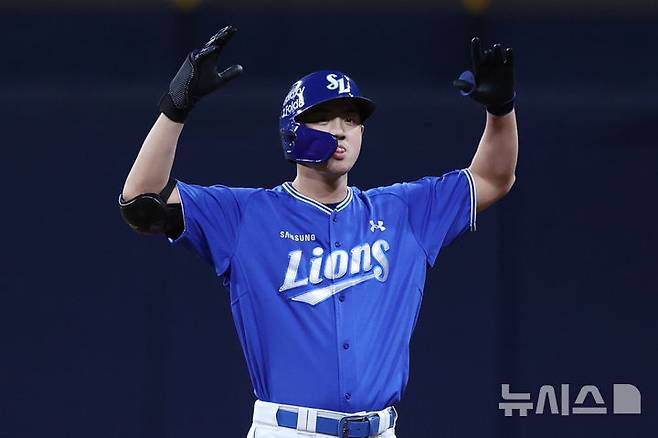 [서울=뉴시스] 조성우 기자 = 25일 오후 서울 구로구 고척스카이돔에서 열린 2026 KBO리그 삼성 라이온즈와 키움 히어로즈의 경기, 삼성 8회초 공격 1사 주자 2, 3루서 구자욱이 2타점 동점 적시2루타를 때린 뒤 세리머니를 하고 있다. 2026.08.25. xconfind@newsis.com