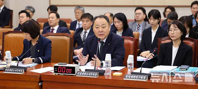 [서울=뉴시스] 고범준 기자 = 손인혁 헌법재판소 사무처장이 13일 서울 여의도 국회에서 열린 법제사법위원회 국정감사(헌법재판소 등)에서 의원 질의에 답변하고 있다. 2026.10.13. bjko@newsis.com