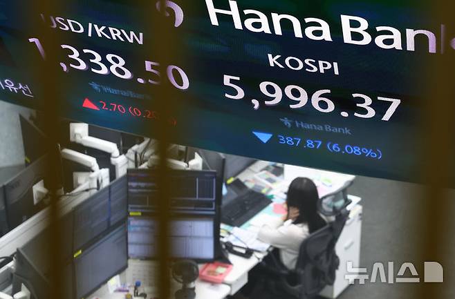 [서울=뉴시스] 전신 기자 = 코스피가 장중 6000선 밑으로 떨어진 13일 서울 중구 하나은행 본점 딜링룸 전광판에 코스피 등이 표시돼 있다. 2026.10.13. photo1006@newsis.com