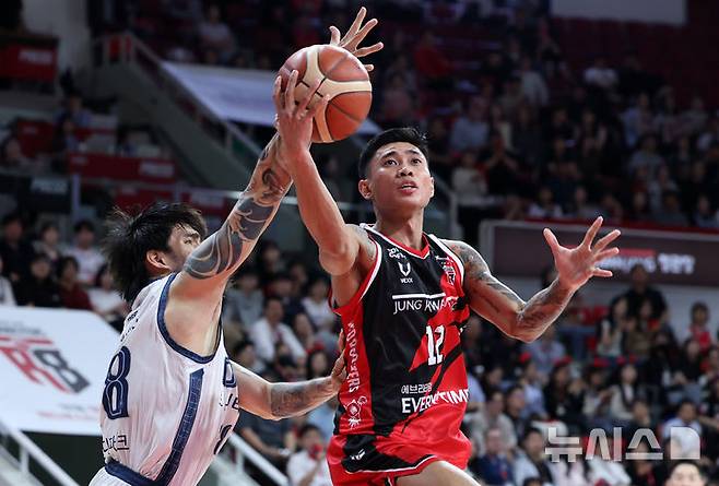 [안양=뉴시스] 이영환 기자 = 13일 오후 경기 안양 정관장 아레나에서 열린 2026-2027 KBL 안양 정관장 레드부스터스와 고양 소노 스카이거너스의 경기, 정관장 렌즈 아반도가 소노 케빈 켐바오의 수비를 피해 슛을 하고 있다. 2026.10.13. 20hwan@newsis.com