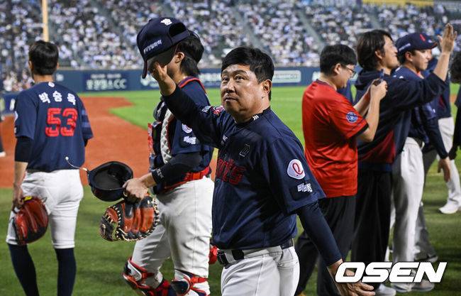 [OSEN=잠실, 박준형 기자] 2026시즌 안타왕은 빅터 레이예스(롯데 자이언츠)다.&nbsp;프로야구 롯데 자이언츠는 12일 서울 잠실구장에서 열린 2026 신한 SOL KBO리그 두산 베어스와의 시즌 최종전이자 올해를 끝으로 철거되는 잠실구장 최종전에서&nbsp;7-4로 승리했다.&nbsp;롯데는 NC 다이노스를 제치고 7위로 2026시즌을 마감했다. 최종 성적 64승 3무 77패. 두산은 일찌감치 5위(74승 5무 65패)를 확정, 2년 만에 가을무대 초대장을 받았다. 하루 휴식 후 14일 잠실에서 4위 LG 트윈스와 와일드카드 결정전 1차전에 나선다.&nbsp;경기종료 후 롯데 김태형 감독이 팬들에게 인사하고 있다. &nbsp;2026.10.12 / soul1014@osen.co.kr
