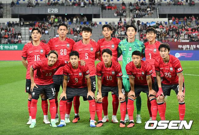 [OSEN=용인, 이대선 기자] 로베르트 모레노 감독이 이끄는 대한민국 축구 대표팀과 우즈베키스탄의 경기가 6일 용인미르스타디움에서 열렸다.이번 우즈베키스탄전은 로베르트 모레노 임시 감독 체제에서 치르는 9~10월 A매치 4연전의 마지막 경기다.앞선 3경기 성적은 1승 1무 1패. 우즈베키스탄을 상대로 수비 안정감을 이어가는 동시에 공격에서 얼마나 달라진 모습을 보여줄지가 관건이다.경기에 앞서 대한민국 베스트 일레븐이 기념촬영을 하고 있다. 2026.10.06 /sunday@osen.co.kr