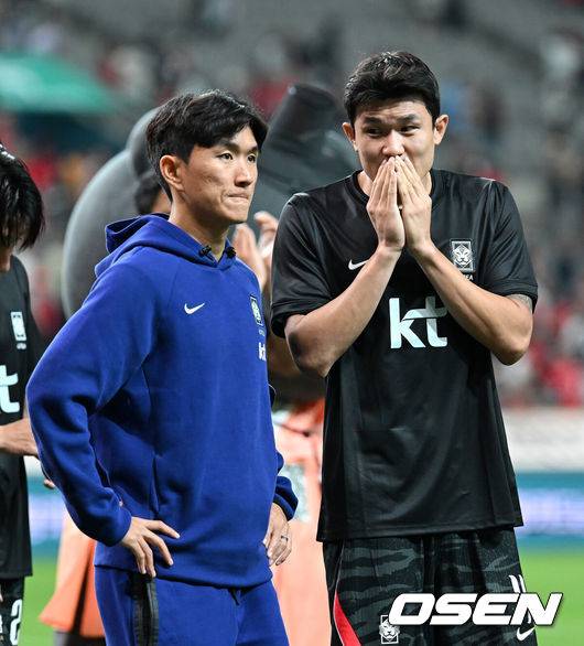 [OSEN= 서울월드컵경기장, 이대선 기자] 로베르트&nbsp;모레노 임시 감독이 이끄는 대한민국 축구 국가대표팀은 28일 서울월드컵경기장에서 디에고 포를란 감독이 지휘하는 우루과이와 A매치 맞대결을 치러 1-4로 대패했다.이로써 모레노 감독은 지난 에콰도르전 3-0 완승 분위기를 이어기는 데 실패했다. 부임 2경기 만에 남미 강호 우루과이를 만나 1-4로 무너졌다.경기 종료 후 한국 김민재가 황인범과 이야기를 나누고 있다. 2026.09.28 / sunday@osen.co.kr