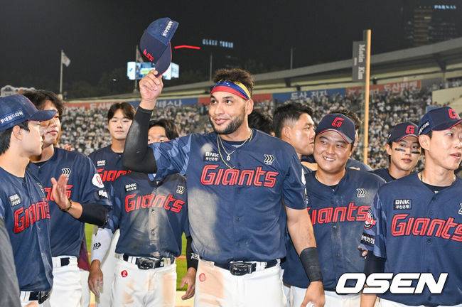 [OSEN=잠실, 박준형 기자] 2026시즌 안타왕은 빅터 레이예스(롯데 자이언츠)다.&nbsp;프로야구 롯데 자이언츠는 12일 서울 잠실구장에서 열린 2026 신한 SOL KBO리그 두산 베어스와의 시즌 최종전이자 올해를 끝으로 철거되는 잠실구장 최종전에서&nbsp;7-4로 승리했다.&nbsp;롯데는 NC 다이노스를 제치고 7위로 2026시즌을 마감했다. 최종 성적 64승 3무 77패. 두산은 일찌감치 5위(74승 5무 65패)를 확정, 2년 만에 가을무대 초대장을 받았다. 하루 휴식 후 14일 잠실에서 4위 LG 트윈스와 와일드카드 결정전 1차전에 나선다.&nbsp;경기종료 후 최다안타 1위를 차지한 레이예스가 팬들에게 인사하고 있다. &nbsp;2026.10.12 / soul1014@osen.co.kr